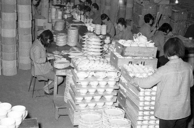 1960년대 대한도기에서 도자기를 제작하는 노동자들. 부산일보DB