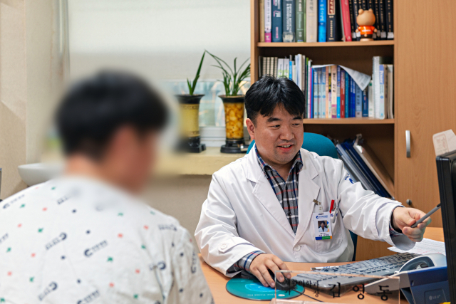 김영동 인창요양병원 재활의학과 과장이 환자를 진료하고 있다. 인창요양병원 제공