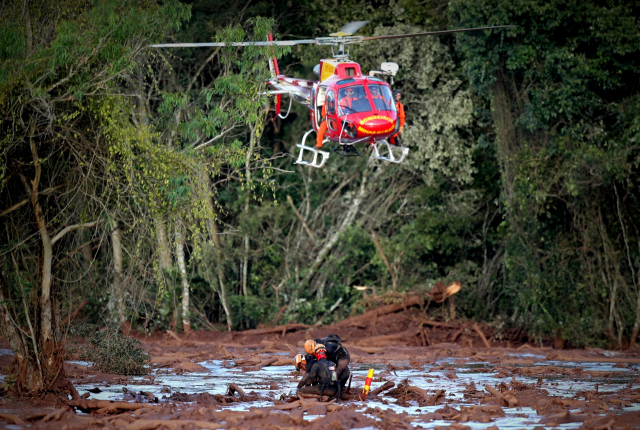 27일(현지 시간) 구조대원들이 브라질 남동부 미나스 제라이스주 브루마지뉴 지역에서 발생한 광산 댐 붕괴 주변 피해 현장에서 희생자의 시신을 꺼내고 있다. 재해 당국 집계에 따르면 이번 댐 붕괴로 공식 사망자 수는 현재까지 58명으로 늘었고, 실종자는 최대 300명으로 추산된다. EPA연합뉴스