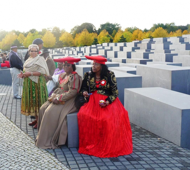 독일 베를린에 있는 홀로코스트 기억의 터를 찾은 나미비아 유골 반환운동 활동가들.