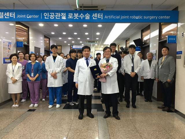 부산센텀병원 병원장 이취임식 모습. 박종호(왼쪽) 이사장과 손찬모 병원장.