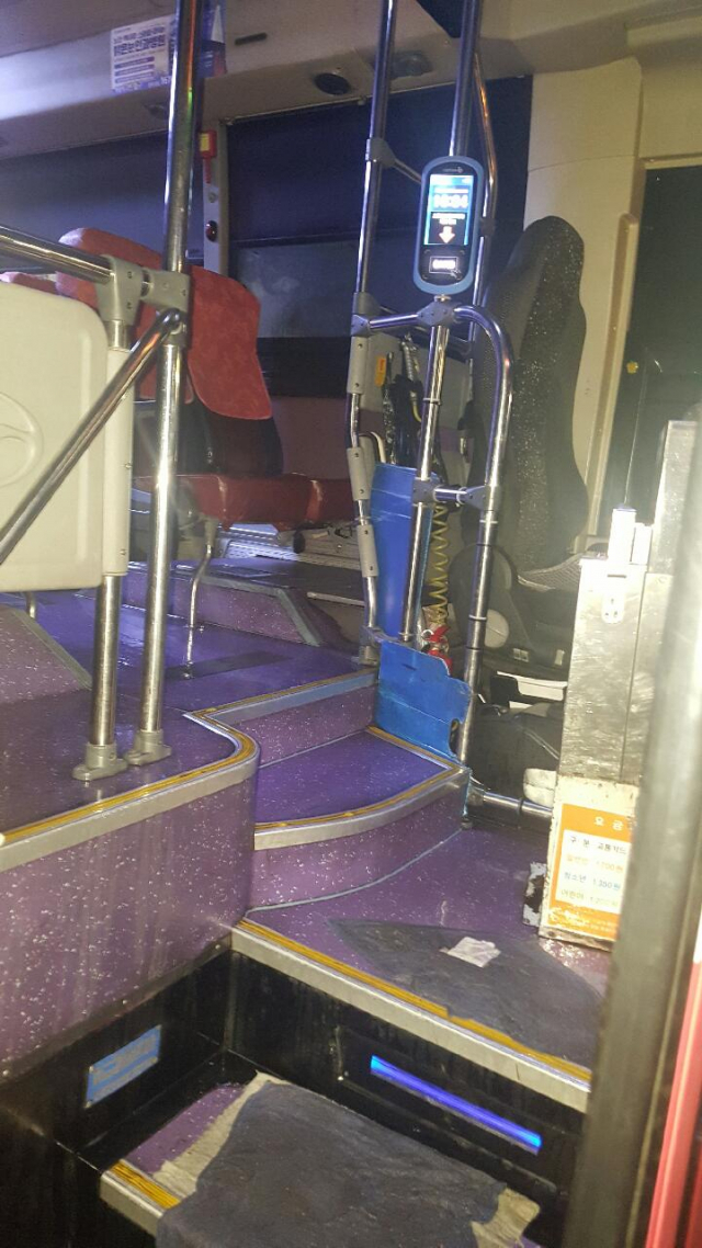 버스 안 수증기 분출로 승객 대피 소동이 빚어졌던 버스 내부 모습. 부산 기장경찰서 제공