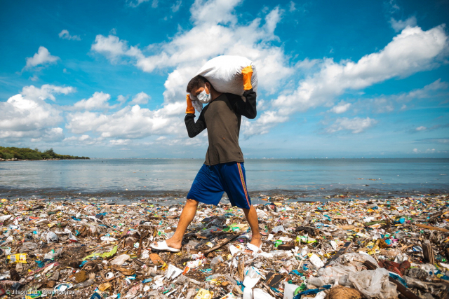 바다에서 떠내려온 쓰레기가 가득한 필리핀 파라냐케 해안에서 한 봉사자가 쓰레기를 청소하고 하고 있다. 지금 바다는 각종 쓰레기 더미와 보이지 않는 미세플라스틱이 점령했다고 해도 과언이 아니다. 그린피스 제공
