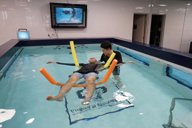 따뜻한 물 속에서 근육의 이완과 심리적인 안정 효과를 얻는 수중 재활치료인 왓츠훈련. 해운대백병원 제공