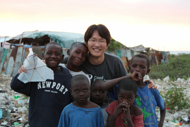 빙고 권기정 대표가 남수단에서 구호 활동을 벌이던 시절 현지 어린이들과 함께 찍은 몇 안 되는 사진.