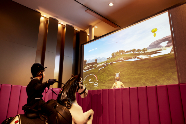 부산 해운대구 파라다이스호텔 내 키즈카페인 ‘키즈앤패밀리’에서 한 아동이 VR 승마를 체험하고 있다.