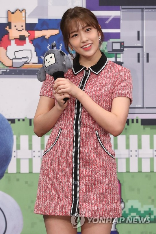 9일 오후 서울 마포구 MBC 신사옥에서 열린 예능 '마이 리틀 텔레비전 V2'(마리텔 시즌2) 제작발표회에서 가수 안유진이 포즈를 취하고 있다.