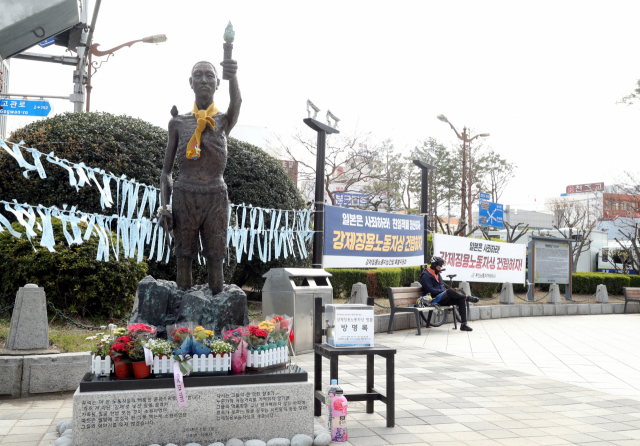 부산 동구 초량동 정발장군 동상 앞 인도에 놓인 부산 강제징용 노동자상. 강원태 기자 wkang@