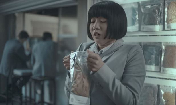아시아 여성이 백인 남성의 속옷 냄새를 맡고 있는 호른바흐 광고 영상. 호른바흐 광고 캡쳐