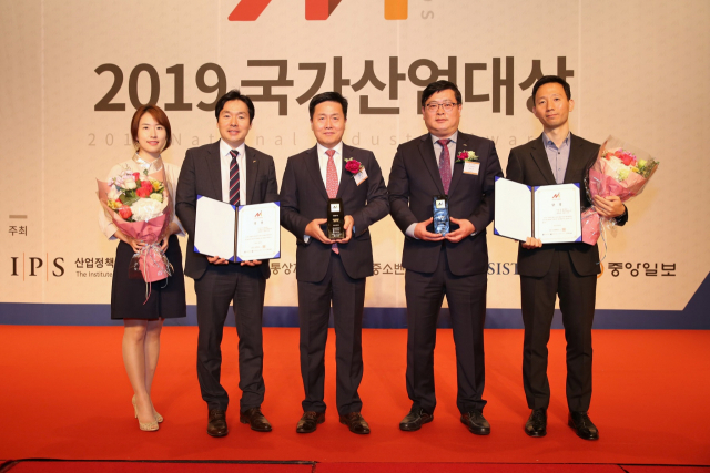 한국서부발전이 ‘2019 국가산업대상’에서 환경경영·제조품질 2개 부문에서 동시 대상을 수상했다. 서부발전 제공