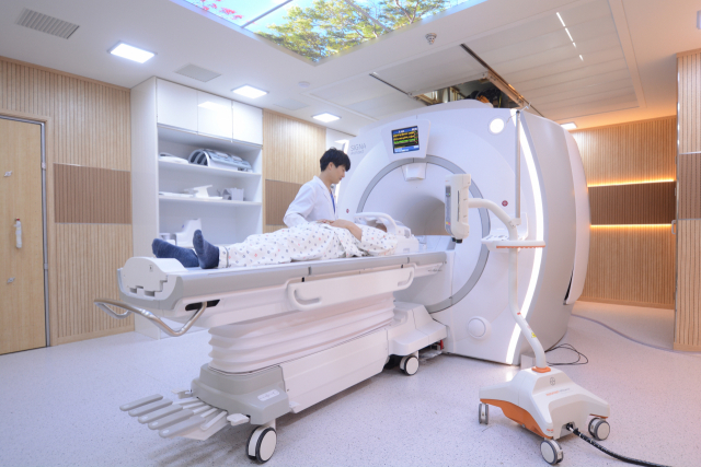 해운대백병원이 새로 도입한 최첨단 3.0 테슬라 MRI 영상장비. 해운대백병원 제공