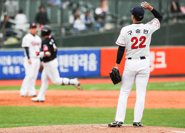 롯데자이언츠 투수 구승민이 21일 사직야구장에서 열린 KT 위즈전에서 9회초 투런 홈런을 맞고는 허탈한 모습으로 서 있다. 윤민호 프리랜서 yunmino@