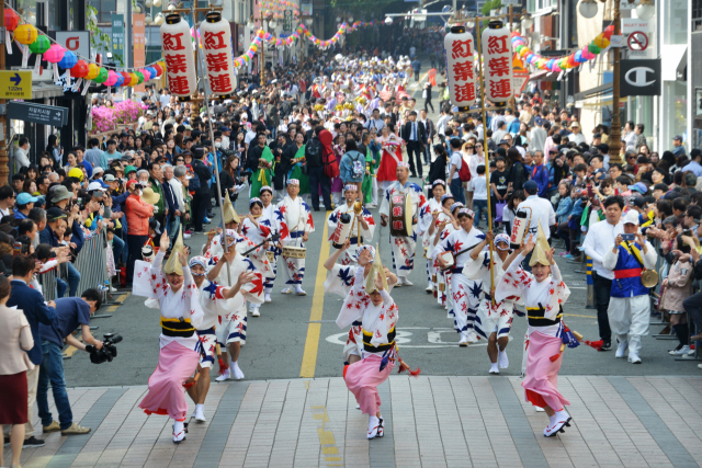 지난해 부산 중구 광복로에서 개최된 축제에서 일본 예술단이 일본 전통춤을 선보이고 있다. 부산문화재단 제공