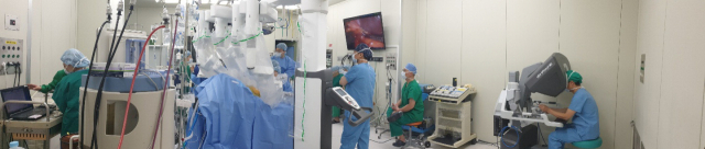 수술용 로봇 다빈치는 의사가 앉아 있는 조종장치, 로봇팔, 영상조율장치 등 3개 영역으로 구성된다. 최근에 도입된 4세대 다빈치 로봇은 로봇팔의 사용각도가 한단계 업그레이드됐다.