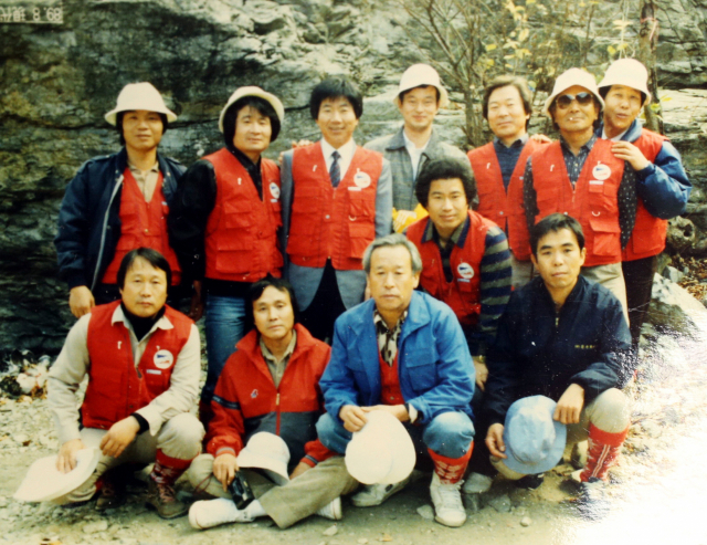 1991년 노무현 국회의원 시절 지구당 당원 야유회에서 기념촬영.