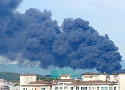 26일 오후 경남 김해시 한림면 한 조선기자재 공장에서 화재가 발생해 검은 연기가 퍼지고 있다. 연합뉴스