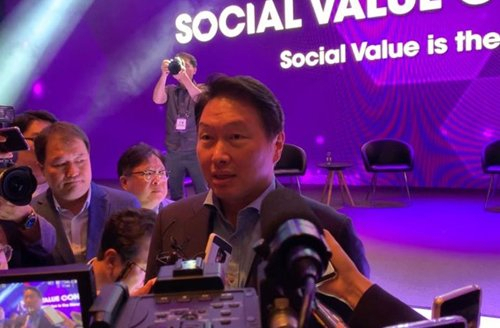 최태원 SK그룹 회장이 28일 서울 광진구 그랜드 워커힐에서 열린 소셜밸류 커넥트 2019 행사에서 기자들과 만나 질의응답을 하고 있다.