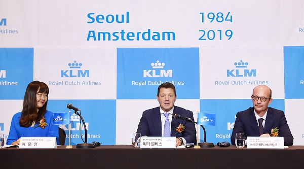 서울에서 한국 취항 35주년 기념 기자간담회를 가지고 있는 KLM 네덜란드항공의 피터 앨버스 대표(가운데)와 한국·일본·뉴칼레도니아 지역사장 스테판 바노베르메르 (오른쪽), 이문정 한국지사장.