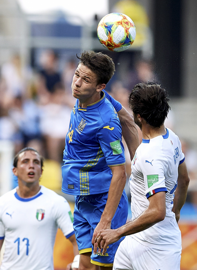 우크라이나의 공격수 다닐로 시칸(가운데)이 12일 이탈리아와의 U-20 월드컵 4강전에서 헤딩슛을 날리고 있다. EPA연합뉴스