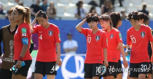 12일 오후(현지시간) 프랑스 그르노블 스타드 데잘프에서 열린 2019 국제축구연맹(FIFA) 프랑스 여자 월드컵 조별리그 A조 2차전 한국과 나이지리아의 경기에서 패한 한국 지소연 등 선수들이 아쉬워하고 있다.
