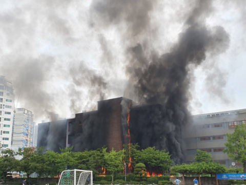 26일 오후 서울 은평구 은명초등학교에서 화재가 발생해 건물이 불타고 있다. [독자 제공. 재판매 및 DB 금지] 연합뉴스