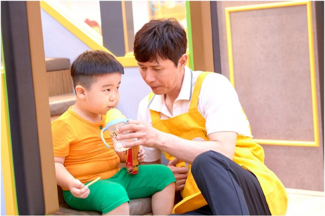배우 김민종이 KBS2 ‘아이를 위한 나라는 있다’에 아이돌보미로 출연한다. KBS2 제공
