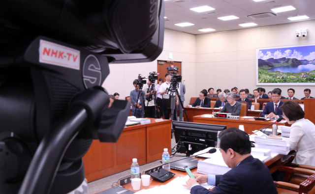 일본 공영방송 NHK가 3일 국회에서 열린 외교통일위원회 전체회의를 취재하고 있다. 연합뉴스