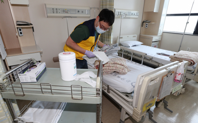9일 부산 서구 동대신동 동아대병원에서 지적장애가 있는 직원 김 모(23) 씨가 침대보를 교체하고 있다. 이재찬 기자 chan@