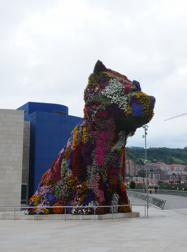 빌바오구겐하임미술관 내외부를 장식한 작품들 가운데 제프 쿤스의 거대한 꽃 강아지 ‘퍼피’가 맨 먼저 방문객을 맞는다.