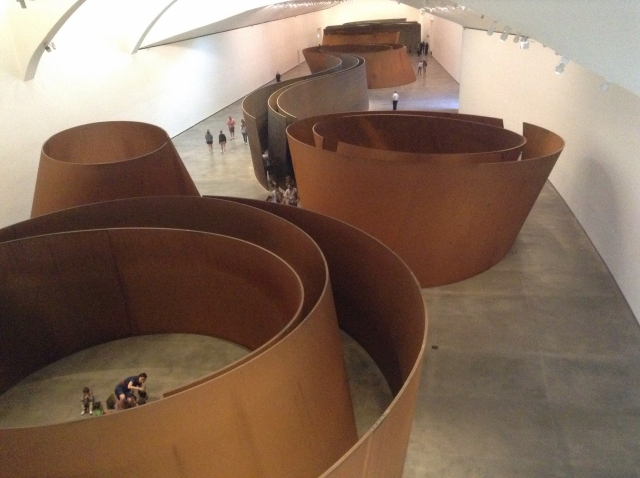 빌바오구겐하임미술관 1층에서 영구 전시 중인 리처드 세라의 '시간의 문제'.