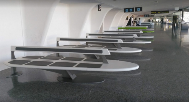 빌바오 공항 내부에 설치된 디자인 의자.