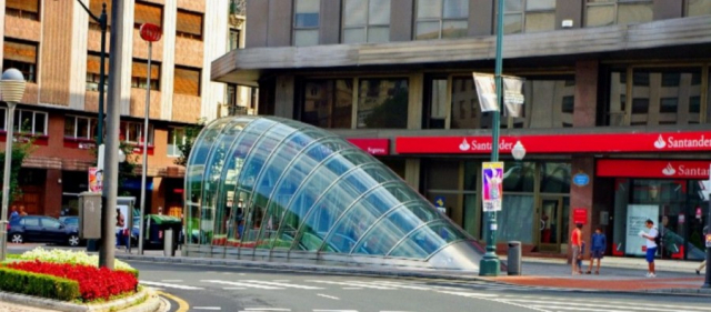 영국 건축가 노먼 포스터가 설계한 독특한 외관의 캐노피(지하철 출입구).