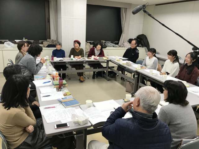 후쿠오카·윤동주의 시를 읽는 모임이 매달 셋째 주 토요일 모여 윤동주의 시를 한국어와 일본어로 읽고 토론하는 모습.