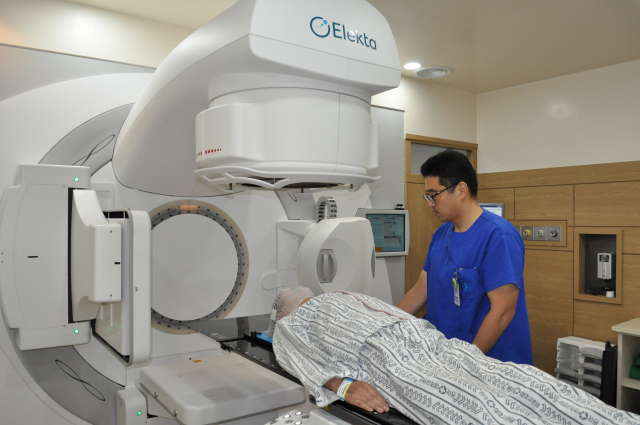 동아대병원이 최근 도입한 2019년형 방사선치료기 '엘렉타 인피니티'. 동아대병원 제공