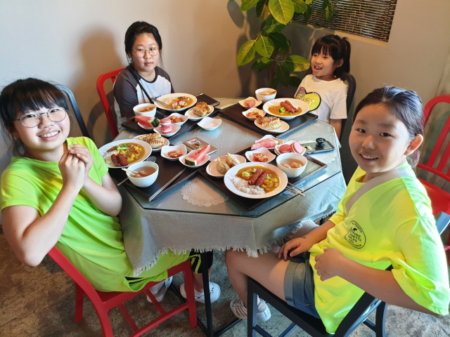부산 동구 ‘우리동네 168’에 마련된 어린이 식당에서 초등학생들이 저녁밥을 먹고 있다. 초록우산 어린이재단 부산종합사회복지관 제공