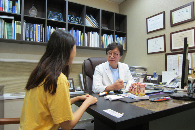 장봉석 대표원장이 환자와 피부 질환에 대한 상담을 하고 있다. 고운세상김양제피부과의원 제공