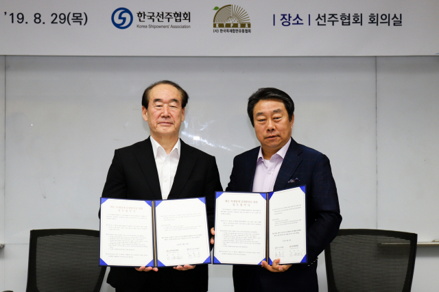 선주협회 정태순 회장과 목재합판유통협회 박경식 회장(왼쪽부터)이 서명한 업무협약서를 들어 보이고 있다. 한국선주협회 제공