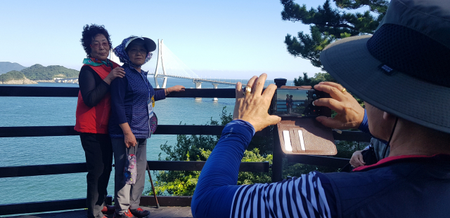 83년 만에 민간에 개방된 경남 거제시 저도를 찾은 관광객들이 거가대교를 배경으로 사진을 찍고 있다. 김민진 기자