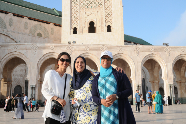 모로코의 환대 문화를 경험하게 해 준 현지인 친구 바디아(가운데)·하리마(오른쪽)의 안내로 카사블랑카 최대 명소 하산 2세 모스크를 찾았다.
