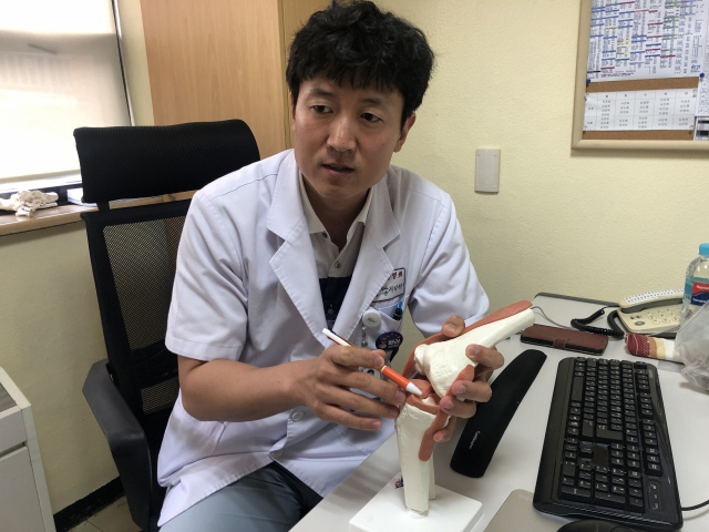 무릎 인공관절 수술에 대해 설명하고 있는 서진혁 과장. 대동병원 제공