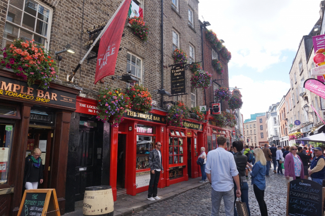 아이리시 펍은 아일랜드 명물이다. 가장 유명한 ‘템플 바’는 더블린의 특정 가게 이름이기도 하지만 펍이 밀집된 구역 전체를 말하기도 한다.