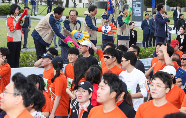 2019부산마라톤대회가 열린 6일 오전 5km,10km참가자들이 광안대교 상판 출발선으로 이동하고 있다. 윤민호 프리랜서 yunmino@
