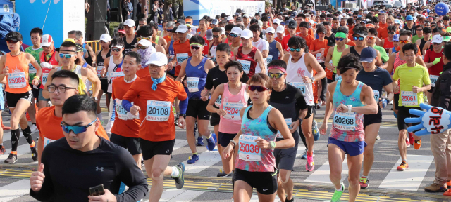 ‘성우하이텍과 함께하는 ‘2019 부산마라톤대회’ 하프코스 참가들이 6일 오전 부산 해운대구 벡스코 앞에서 레이스를 시작하고 있다. 강선배 기자 ksun@