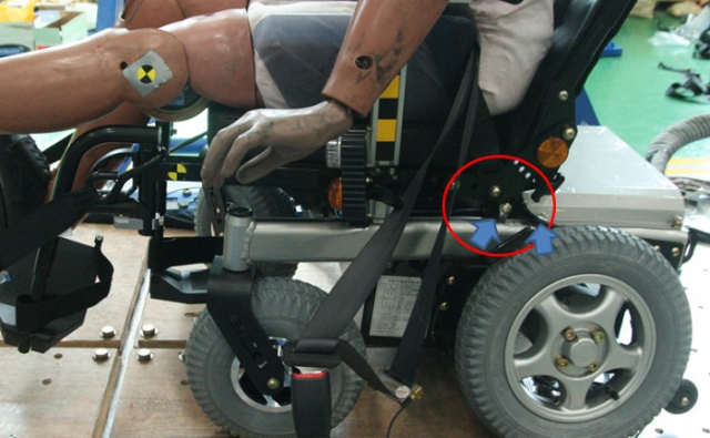 휠체어에 고정장치 체결을 위한 연결고리가 없으면 교통사고가 났을 경우 휠체어 연결부분이 파손될 수 있다. 이 때문에 고속버스를 이용하기 위해서는 고속버스 예매시스템에서 안전성 시험에 통과한 휠체어인지 반드시 확인해야 한다.