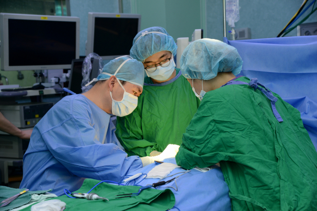 유방센터 이안복 교수팀이 유방암 수술을 하고 있다. 부산백병원 제공