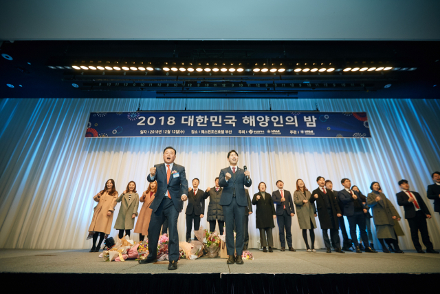 지난해 12월 ‘대한민국 해양인의 밤’ 행사에서 해양대상 수상자인 양재생 은산해운항공그룹 회장이 회사 구호인 ‘된다, 된다, 더 잘된다’를 외치고 있다. 부산일보DB