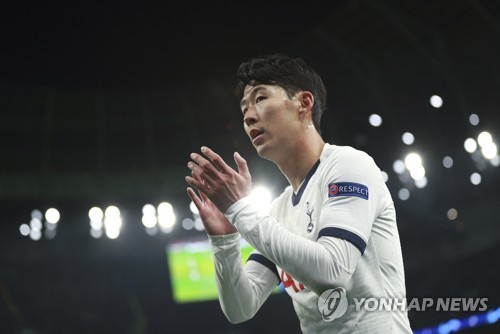 23일 즈베즈다와의 경기에서 손뼉 치는 손흥민. AP 연합뉴스