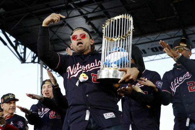미국 메이저리그 야구팀 워싱턴 내셔널스의 헤라르도 파라가 우승 트로피 안에 ‘아기 상어’ 인형을 넣고 승리를 자축하고 있다. AP연합뉴스