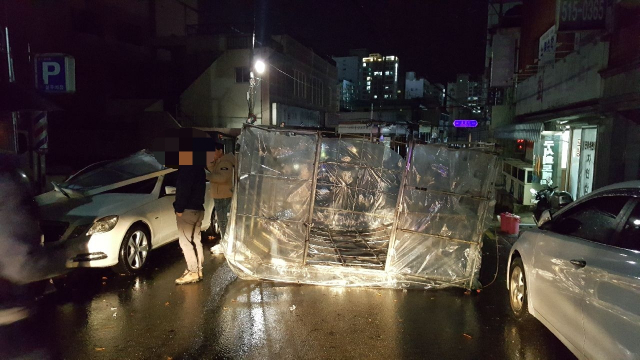 강풍으로 비닐하우스 구조물이 바람에 날라가며 인근 차량을 덮치는 사고가 발생했다. 부산경찰청 제공