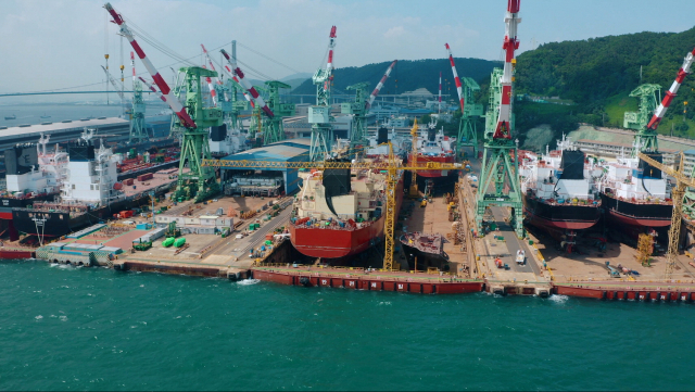 지난 4월 한국해양진흥공사의 보증지원을 통해 SK해운에서 발주한 50K DWT급 신조 탱커선이 건조되고 있는 전경. 해수부 제공